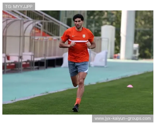 中超费莱尼头球争抢训练保持优势 中超费莱尼头球争抢训练保持优势